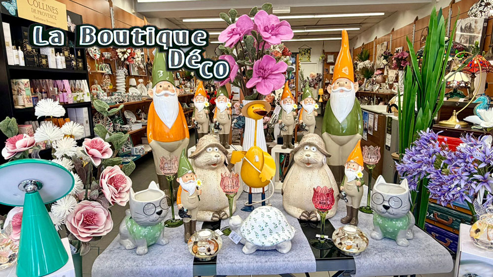 Collection de nains de jardin color&eacute;s et objets d&eacute;co ext&eacute;rieur en magasin