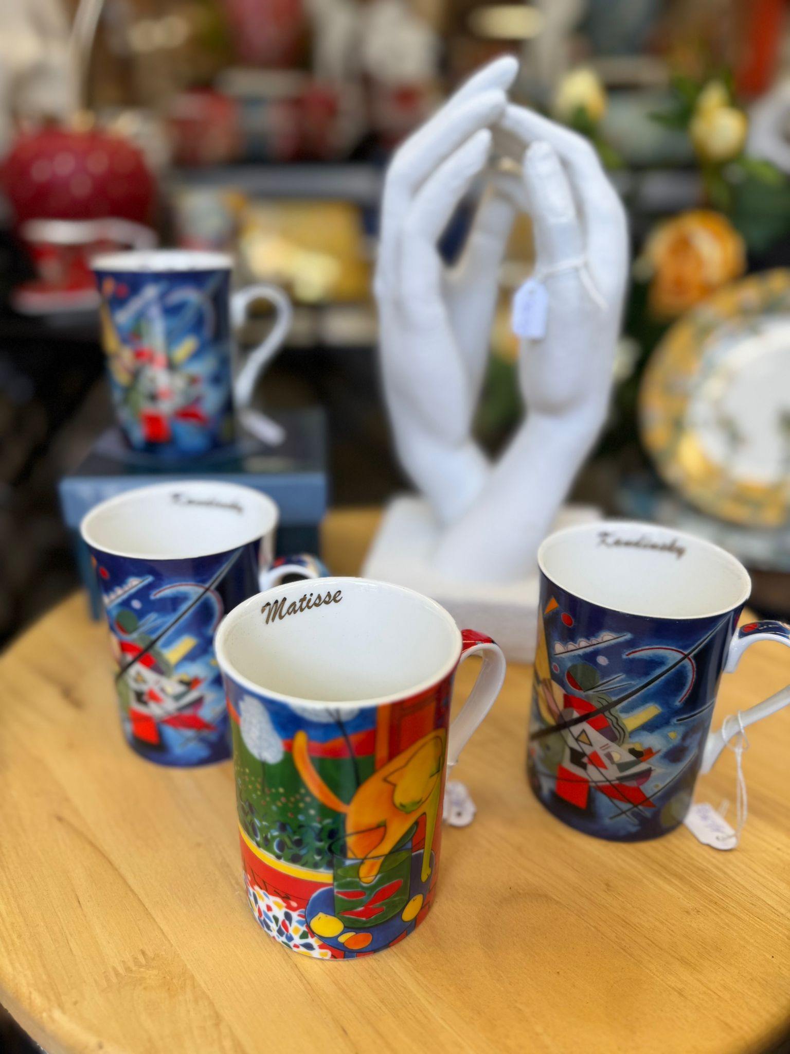 Boutique Deco Terrasson - Les maîtres de la peinture sur la table.
